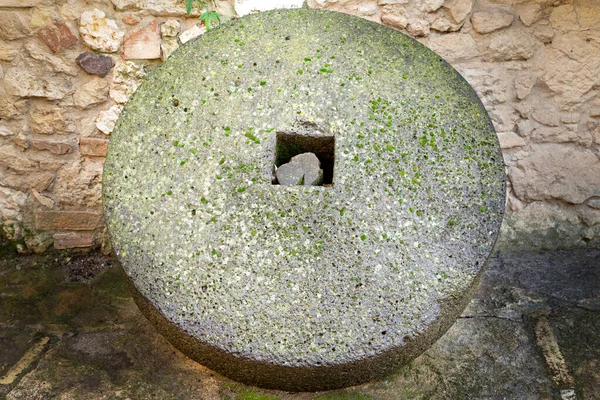 Antigua Piedra Molino Para Hacer Aceite Apoyada Una Pared Piedra — Foto de Stock