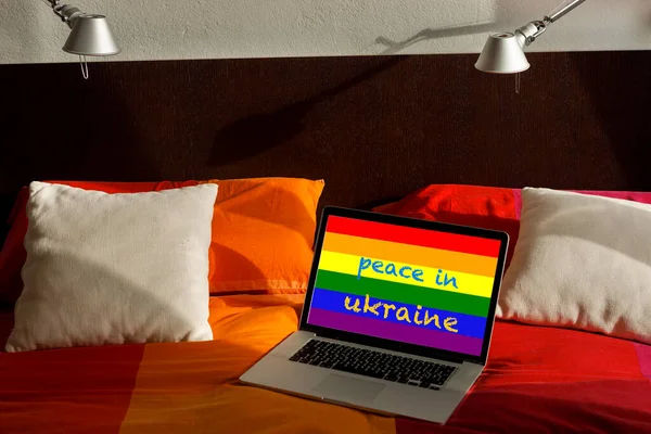Laptop Het Bed Waarop Vrede Oekraïne Staat Met Betrekking Tot — Stockfoto