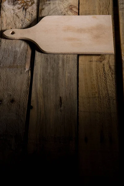 粗木板顶部的木板切板 — 图库照片