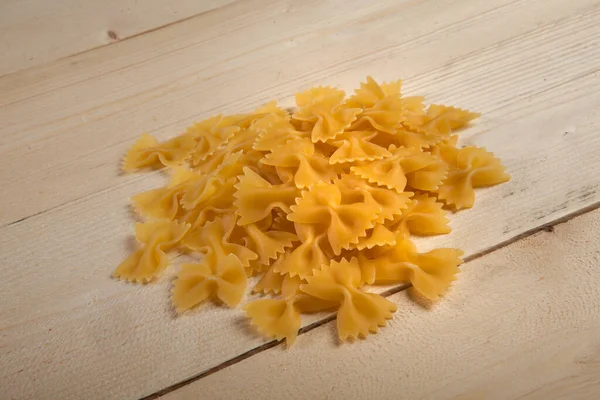 Korte Pasta Type Farfalle Rustend Een Lichte Tafel — Stockfoto