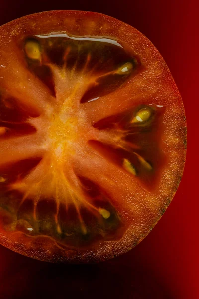 红番茄大块 在红色背景下隔离 — 图库照片