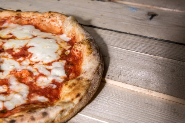 Pizza Tomate Ronde Sur Une Table Bois — Photo