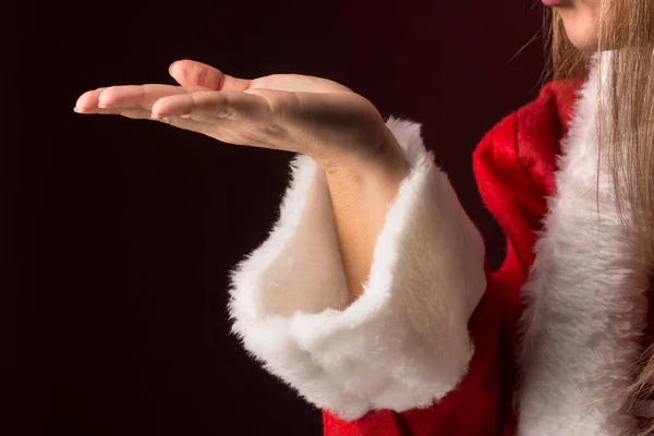 Деталь Женской Руки Одетой Санта Клаус Дующий Поцелуй Изолированный Черном — стоковое фото