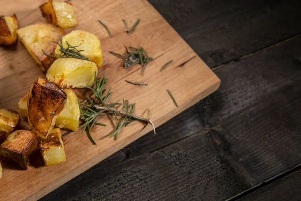 Biberiyeli Fırında Patates Masada Servis Edilir — Stok fotoğraf