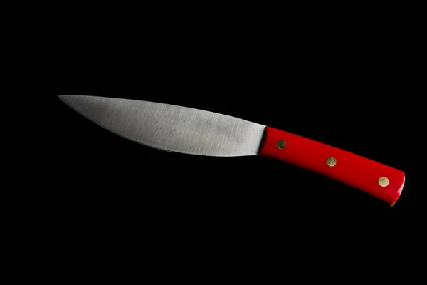 Rotes Küchenmesser Mit Schwarzem Griff Auf Schwarzem Hintergrund — Stockfoto