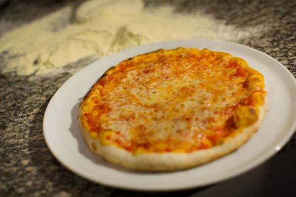 Piatto Pizza Isolato Tavolo Legno — Foto Stock
