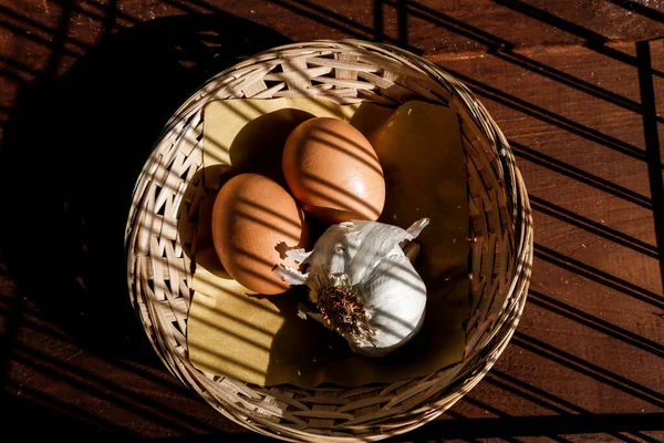 Яйца Чеснок Плетеной Корзине Столе — стоковое фото