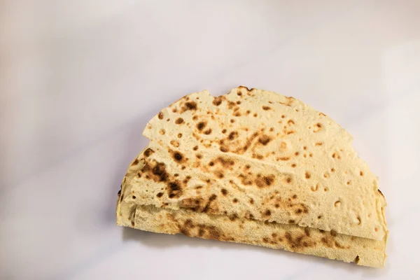 Хліб Карасау Білому Тлі — стокове фото