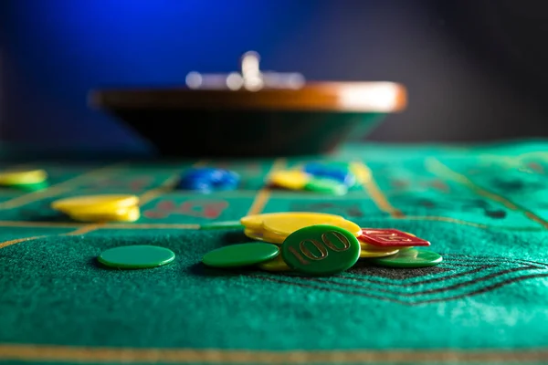 Wooden Roulette Wheel Isolated Green Gaming Table Colored Chips Illuminated — Stock Photo, Image