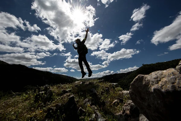 Muž Podsvícení Skoky Obklopen Přírodou — Stock fotografie
