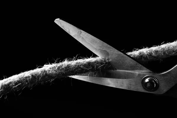 Ножиці Вирізають Мотузку Ізольовані Чорному Тлі — стокове фото