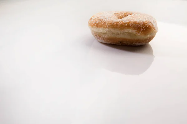 白色背景的甜甜甜圈 — 图库照片