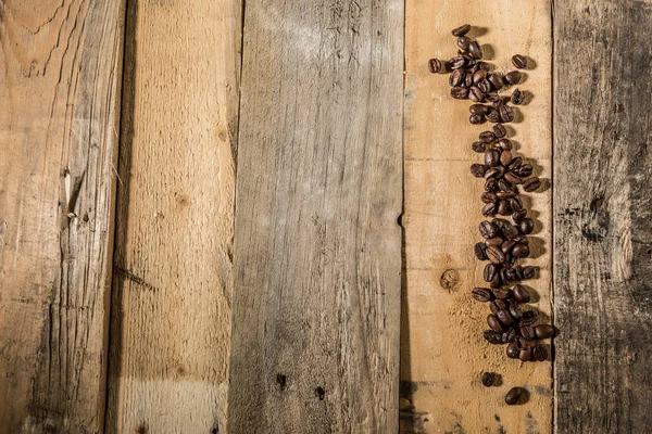 在木制桌子上放咖啡豆 — 图库照片