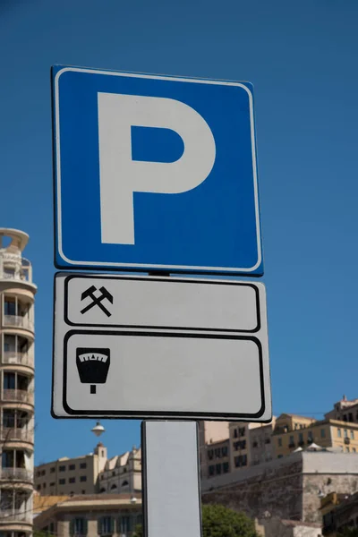 Segnaletica Stradale Che Indica Parcheggio Contesto Urbano — Foto Stock