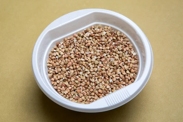 Сырая Пшеница Пластиковой Тарелке — стоковое фото