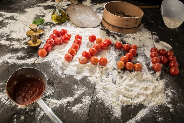 Scritta Pizza Con Pomodorini Tavolo Pieno Ingredienti Come Farina Salsa — Foto Stock