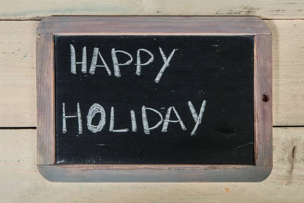Tablica Napisem Happy Holiday Drewnianym Tle — Zdjęcie stockowe