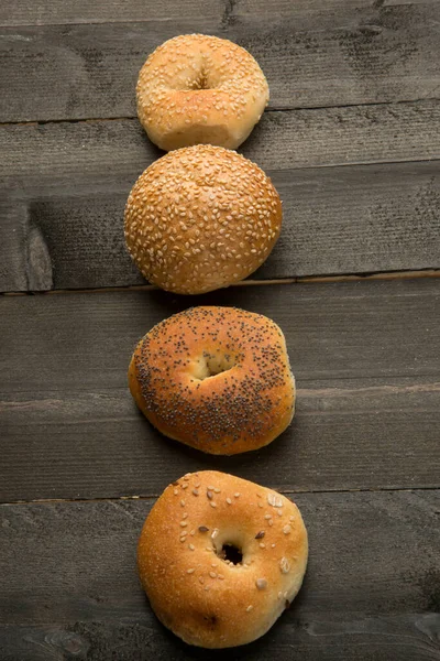 Tahta Bir Masada Izole Edilmiş Çeşitli Karakteristik Tipik Ekmekler — Stok fotoğraf