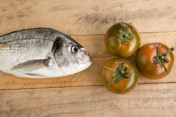 Fisk Och Tomater Trä Bakgrund — Stockfoto