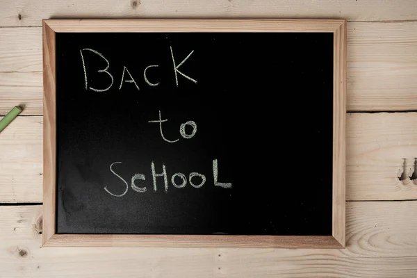 学校の黒板に 学校に戻る と書かれています — ストック写真