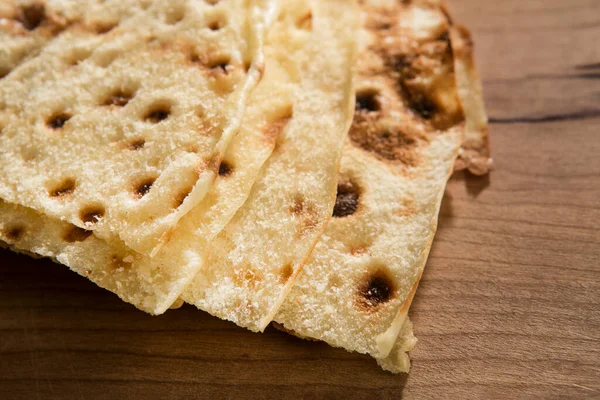 Carasau Brot Detail Auf Holztisch — Stockfoto