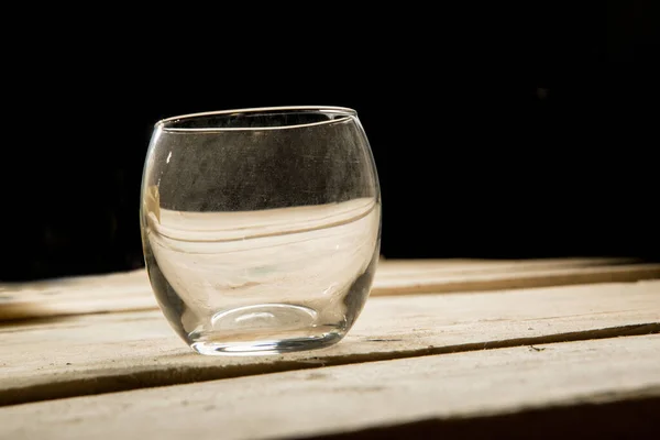 Vidro Transparente Repousando Sobre Uma Mesa Madeira Isolado Sobre Fundo — Fotografia de Stock