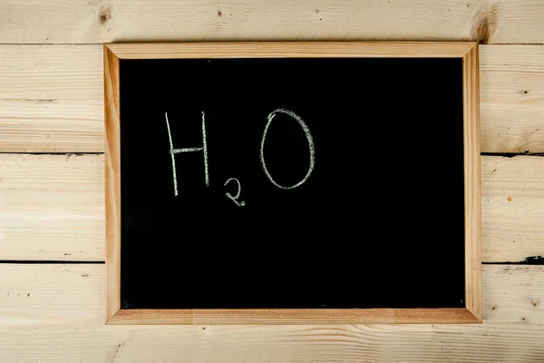 Школьная Доска Деревянном Столе Надписью H2O — стоковое фото