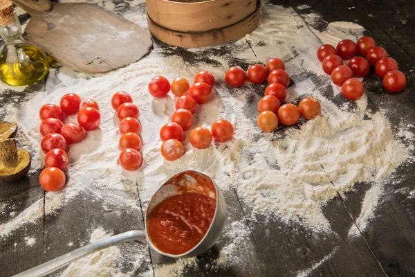 Scritta Pizza Con Pomodorini Tavolo Pieno Ingredienti Come Farina Salsa — Foto Stock