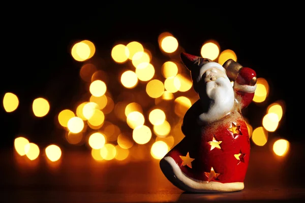 Een Kerstpop Met Lichtjes Achtergrond — Stockfoto