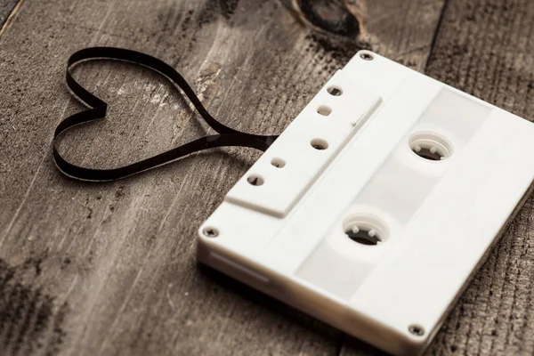 Cassette Audio Avec Ruban Forme Coeur Isolée Sur Une Table — Photo