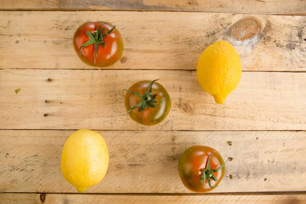 Tomater Och Citroner Trä Bakgrund — Stockfoto