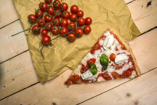 Détail Coin Pizza Avec Tomate Mozzarella Sur Une Table Bois — Photo