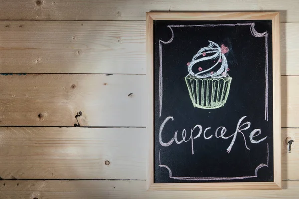 Ahşap Zemin Üzerinde Siyah Karatahta Cupcake Pasta Çizimi — Stok fotoğraf