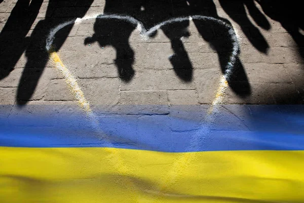 Drapeau Ukraine Coeur Ombres Humaines — Photo