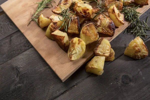 Biberiyeli Fırında Patates Masada Servis Edilir — Stok fotoğraf