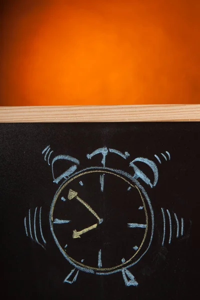 具有时间概念 时间管理和截止日期的黑板和时钟 — 图库照片