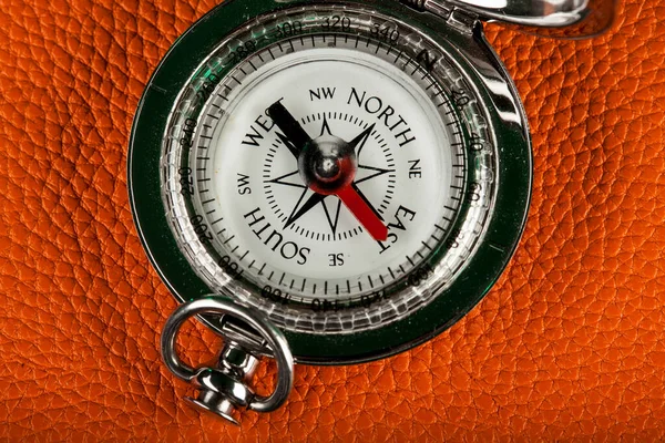 橙色背景的老式指南针 老式旅行概念 — 图库照片