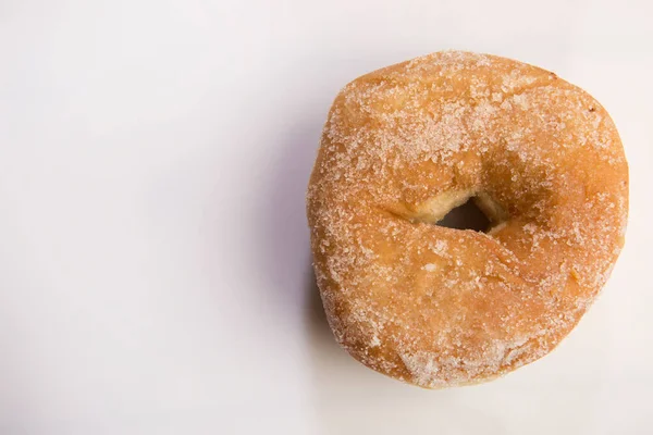 白色背景的新鲜甜甜圈 — 图库照片
