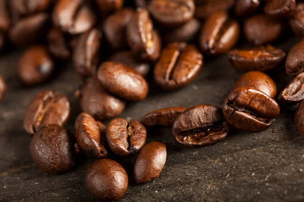 Lose Kaffeebohnen Auf Einem Holztisch — Stockfoto