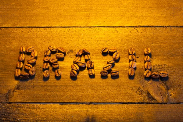 Написано Бразилия Деревянных Досках Кофейными Зёрнами — стоковое фото