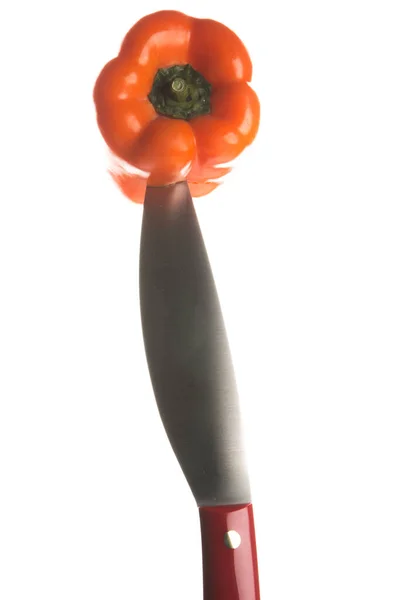 白底小刀上的新鲜成熟红辣椒 — 图库照片