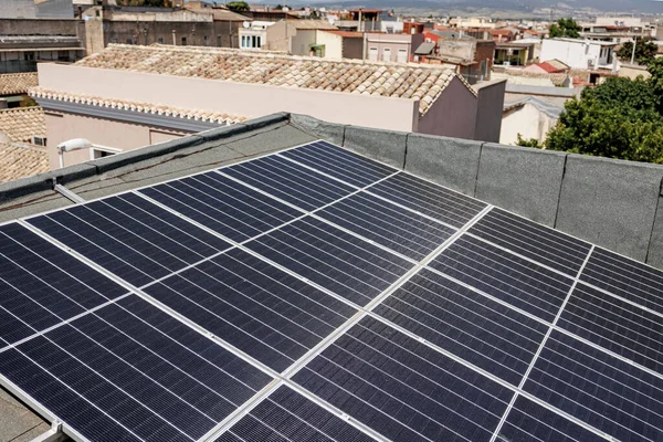 Fotovoltaïsche Panelen Het Dak Van Een Huis Geïntegreerd Met Originele — Stockfoto