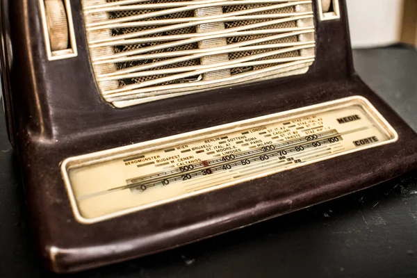 旧的老式无线电接收机 — 图库照片