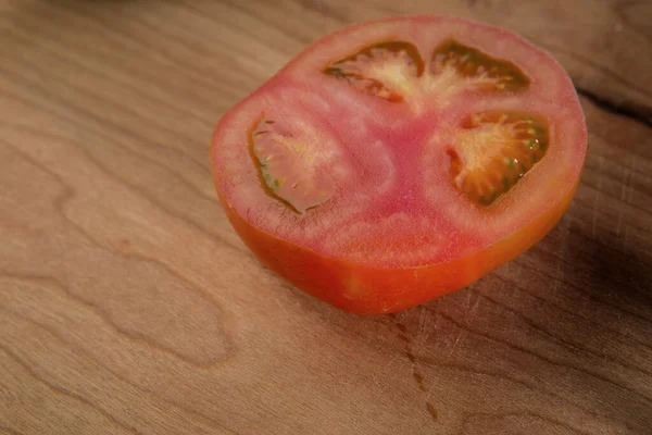 木桌上鲜红的西红柿 — 图库照片