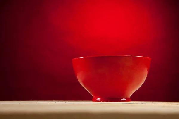 Красная Чаша Деревянном Столе — стоковое фото