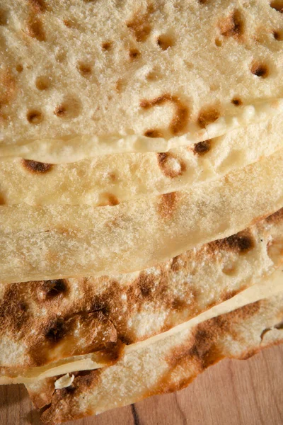 Hausgemachtes Traditionelles Brot Auf Holztisch — Stockfoto