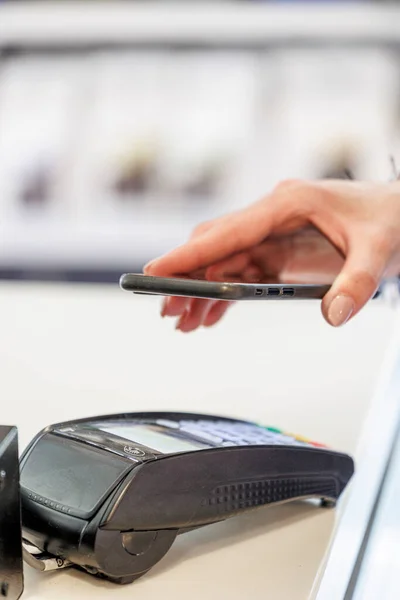 Close Female Hand Using Smartphone Pay Card Pay Payment Shopping — Fotografia de Stock