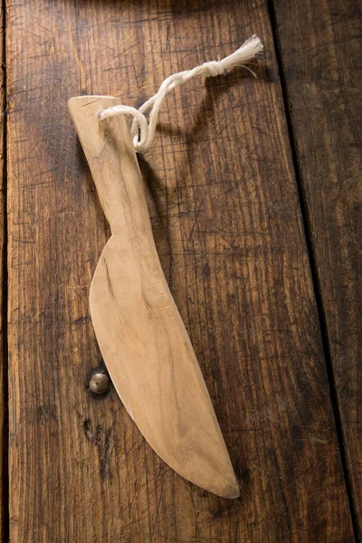 一把旧木刀和一张木制桌子 — 图库照片
