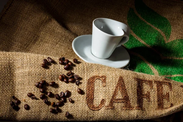 Kaffeetasse Und Kaffeebohnen Auf Klett Hintergrund — Stockfoto