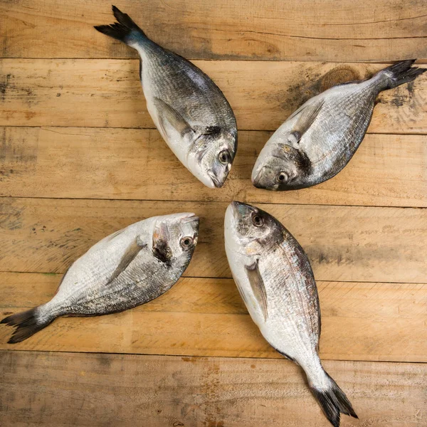 Färsk Fisk Träskiva — Stockfoto